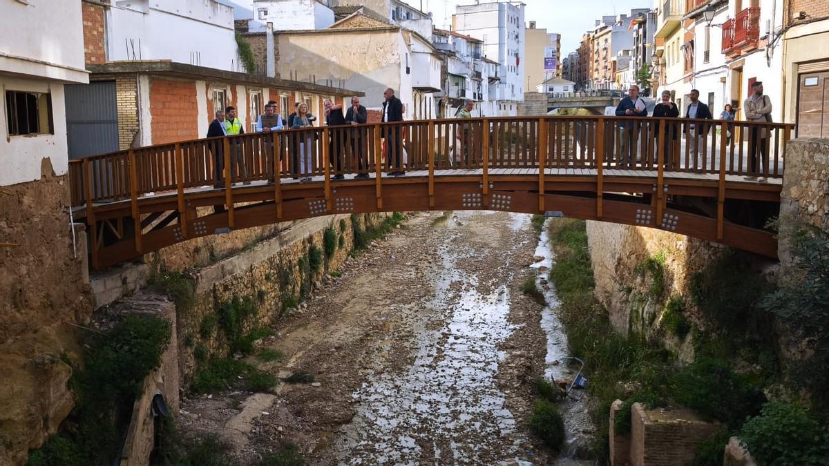 Pilar Bernabé en su visita a Chiva sobre el nuevo puente que conecta las dos partes del municipio por la calle Buñol.