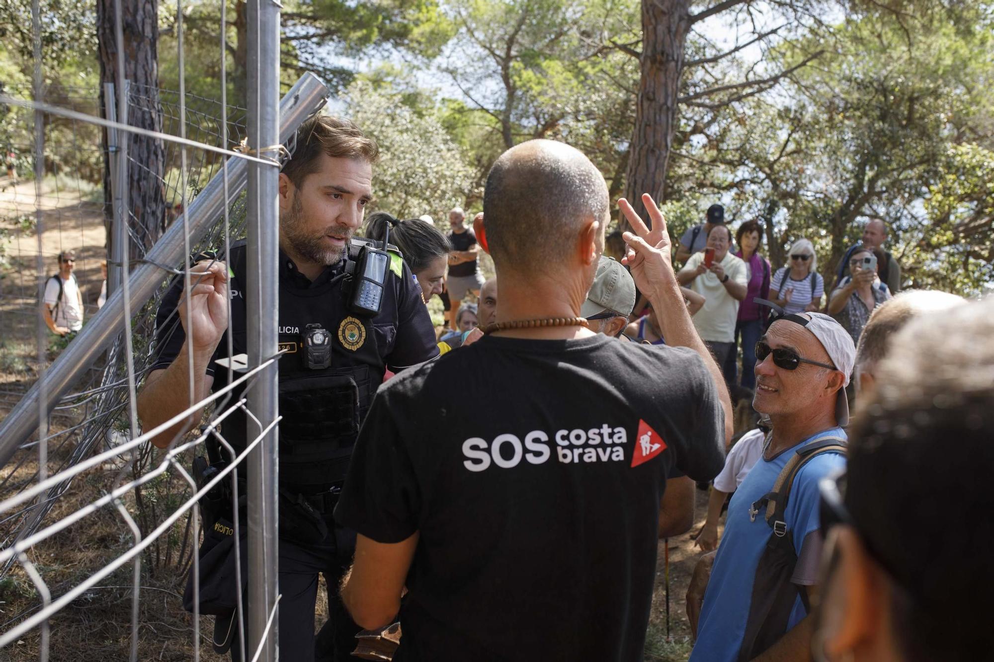 Els activistes han demanat la reobertura del camí de ronda al seu pas per Can Juncadella