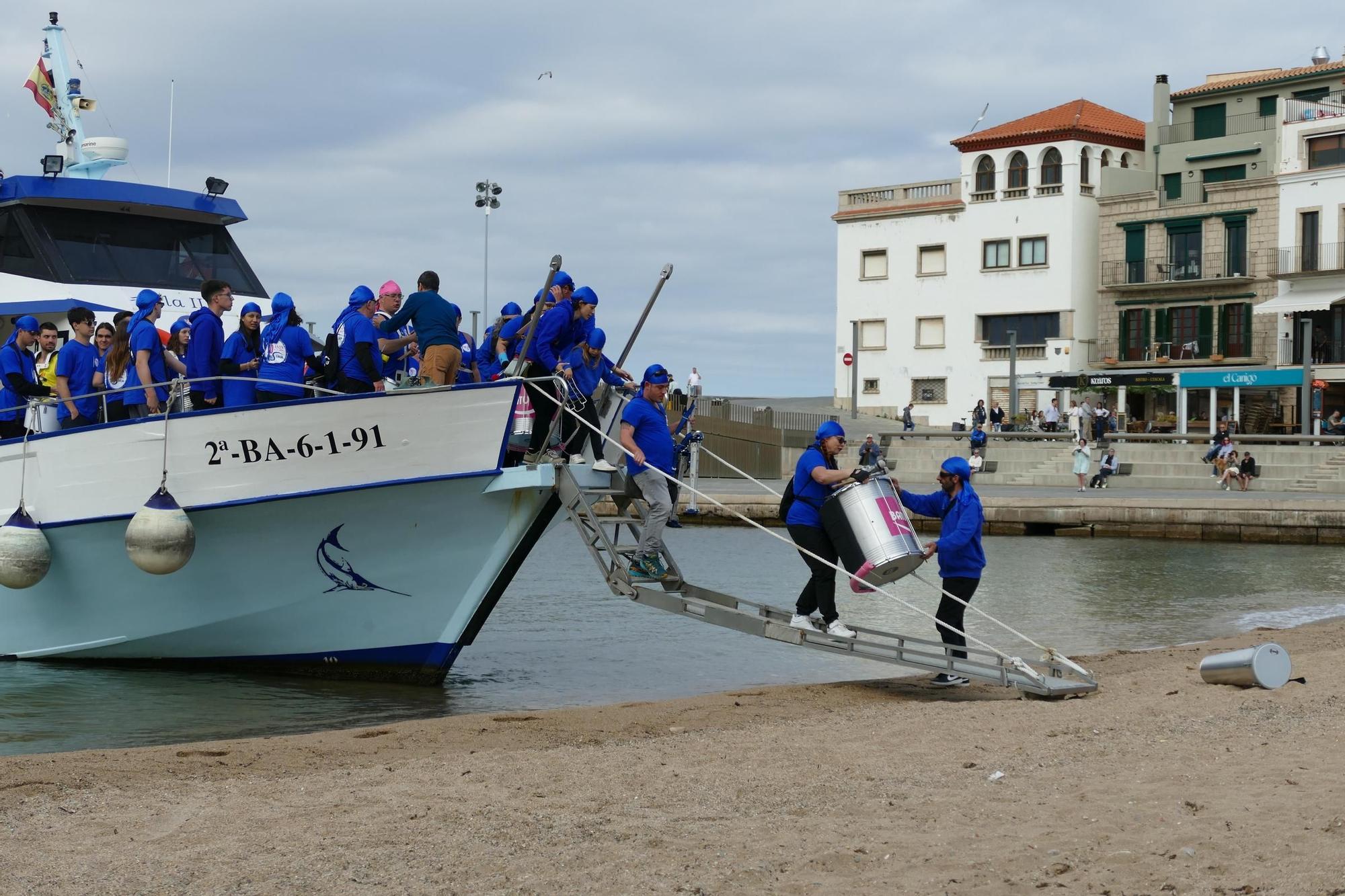 La Batuscala celebra 10 anys desembarcant a la platja de les Barques de l'Escala