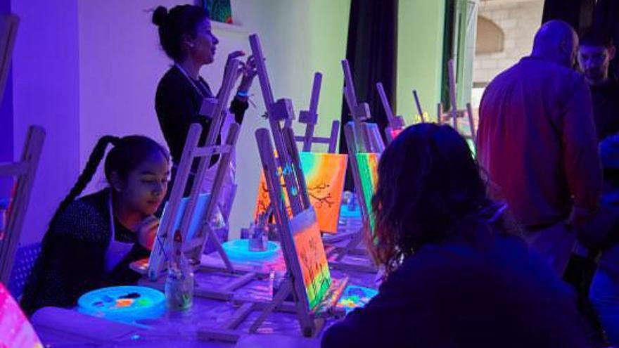 Obre a Manresa Neon Art &amp; Vi, un negoci que combina tallers de pintura i vi «il·limitat»