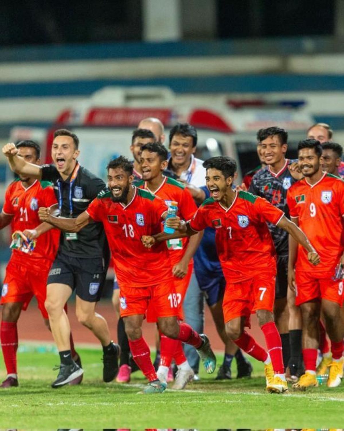 Gómez festejando con los jugadores de Bangladesh un triunfo. | // FDV