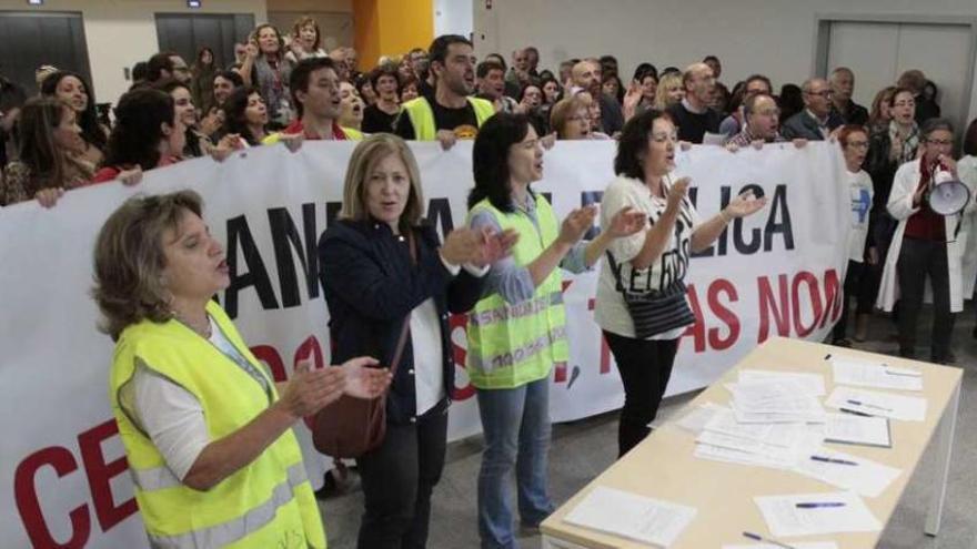 Más de un centenar de profesionales protestan en consultas externas del nuevo hospital. // José Lores