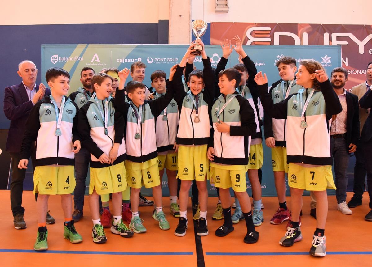 La selección de minibasket masculino, tras conseguir la segunda plaza en el campeonato andaluz.