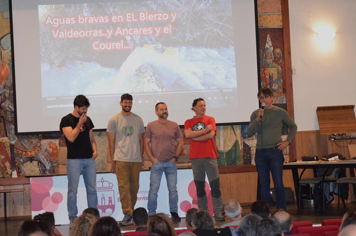 El presidente del Club Montañero, Rubén de Dios, presentando a los ponentes, junto a su compañero directivo Roberto Fernández.