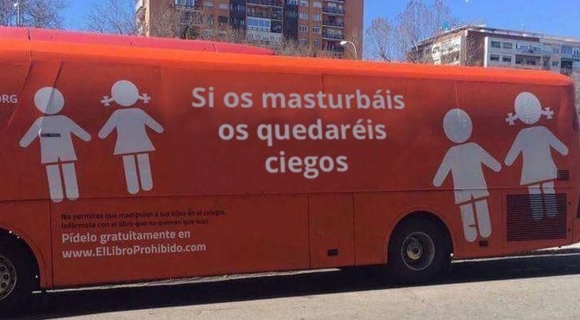 Las críticas al vehículo transfóbico del colectivo ultracatólico corren en forma de humor por las redes sociales.