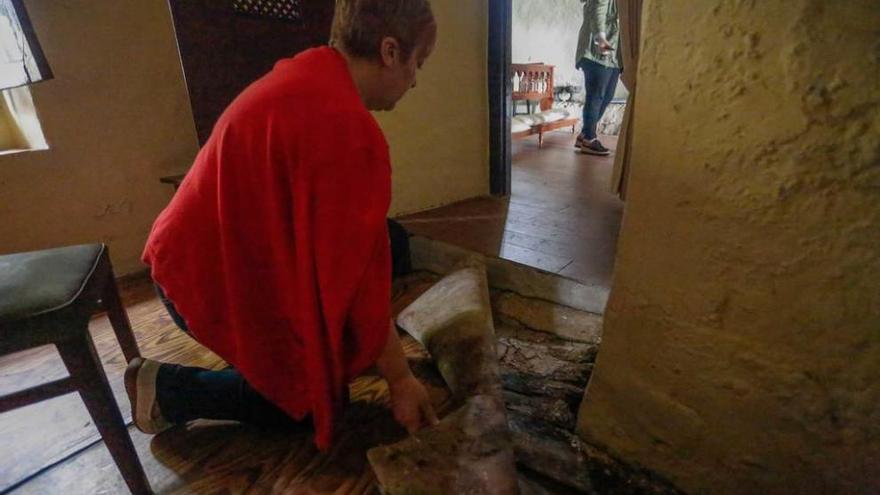 Ludi Álvarez enseña algunos de los desperfectos de la ermita de La Consolación.