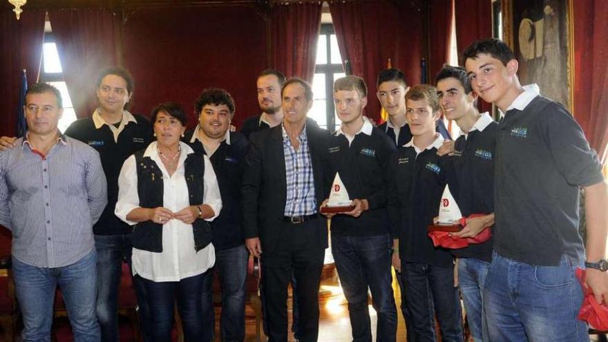 Fole y Elena Suárez junto al equipo del Xadrez Fontecarmoa, recibido ayer en Ravella.