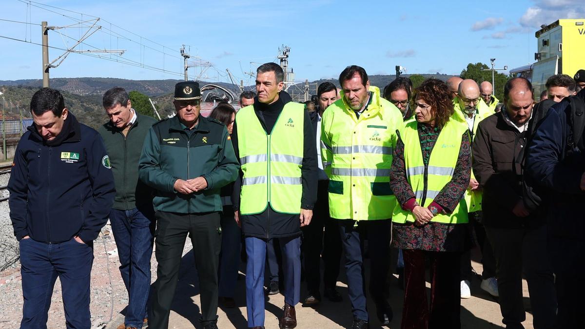 El presidente del Gobierno, Pedro Sánchez; el ministro de Transportes, Óscar Puente, y la vicepresidenta primera y ministra de Hacienda, María Jesús Montero, el pasado lunes en la zona del accidente ferroviario de Adamuz.