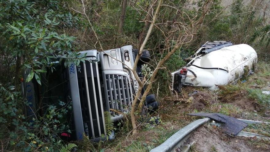 Un conductor resulta herido tras volcar su camión en la carretera que une Llanes con Cabrales