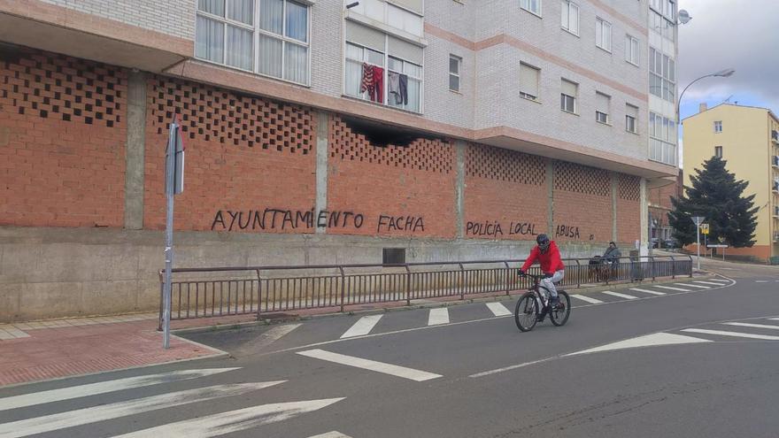 Pintada en la pared de un bajo de un edificio en la salida hacia Villanueva de Azoague.