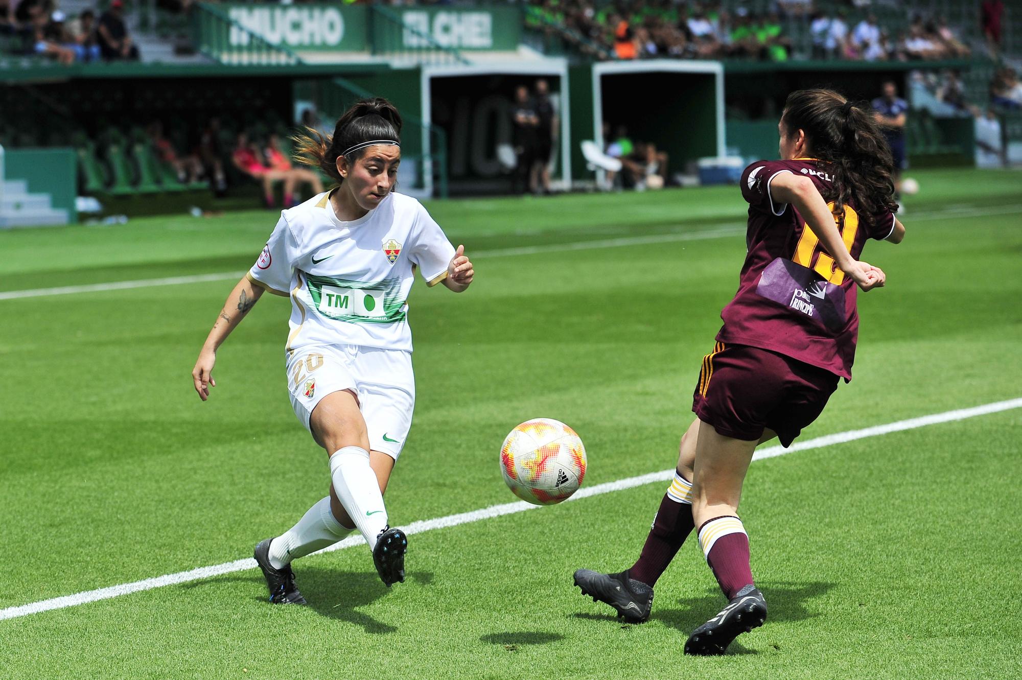 El Elche Femenino celebra su ascenso a Segunda RFEF jugando en el Martínez Valero