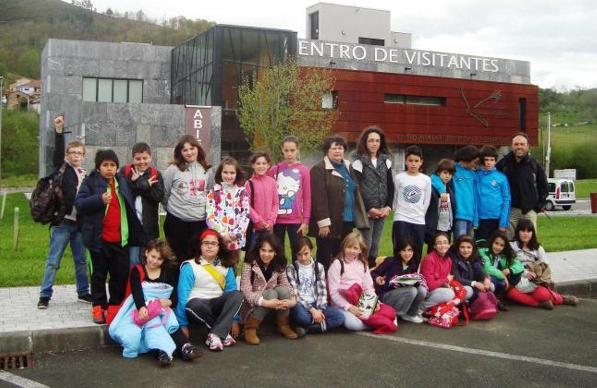 Los escolares del Poeta Antón, delante del centro, en Benia.