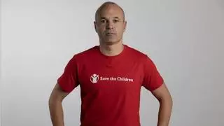 Iniesta ofrece otra vez su cara más solidaria
