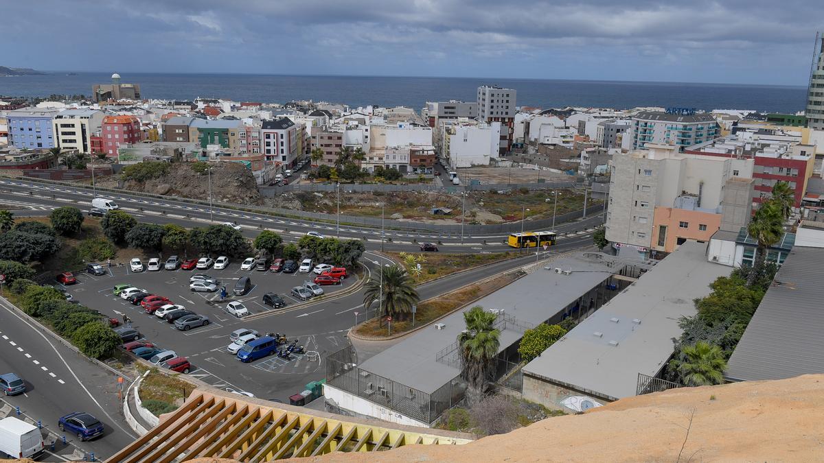 Parcela del residencial Las Américas, frente al centro de salud, en cuya trasera se cortará el tráfico.