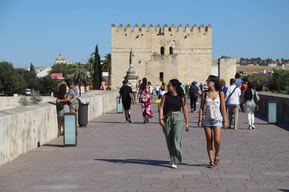 Imagen de turistas por el Puente Romano de Córdoba durante el mes de julio.
