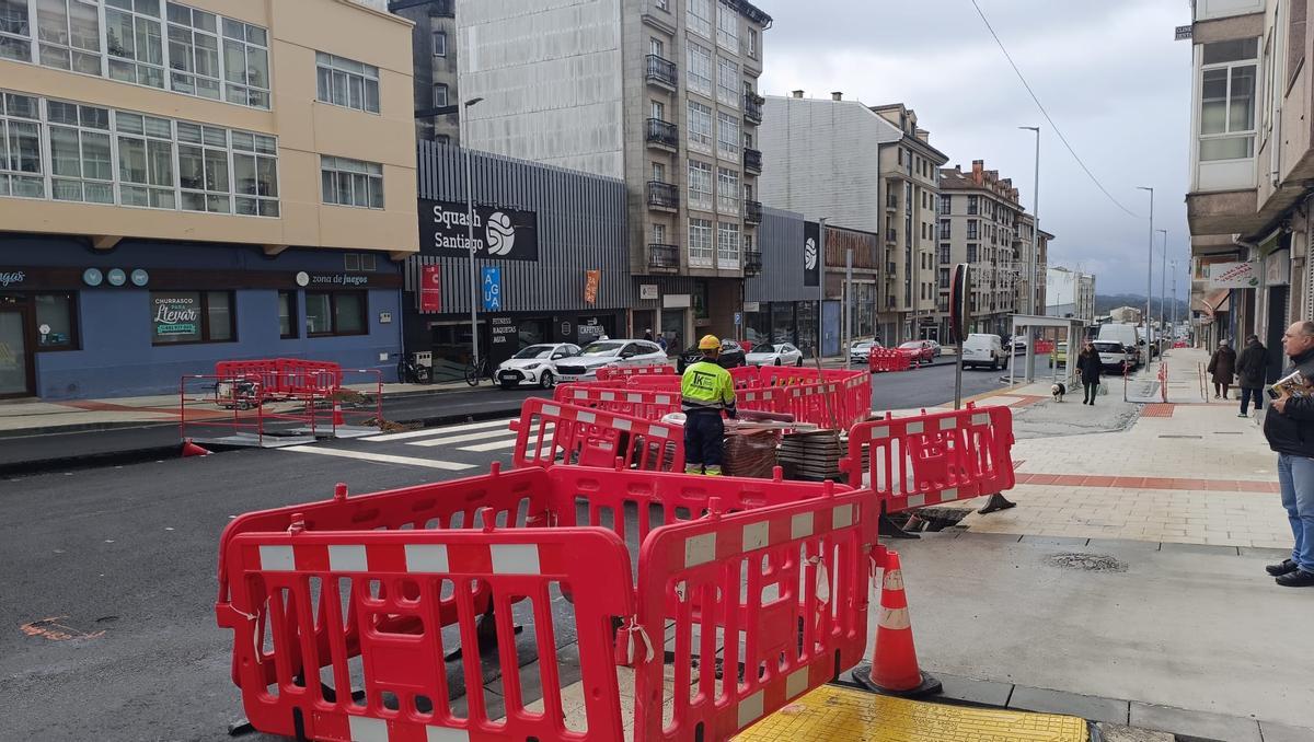 Operarios trabajando ayer en la avenida Rosalía de Castro, en Milladoiro (Ames)
