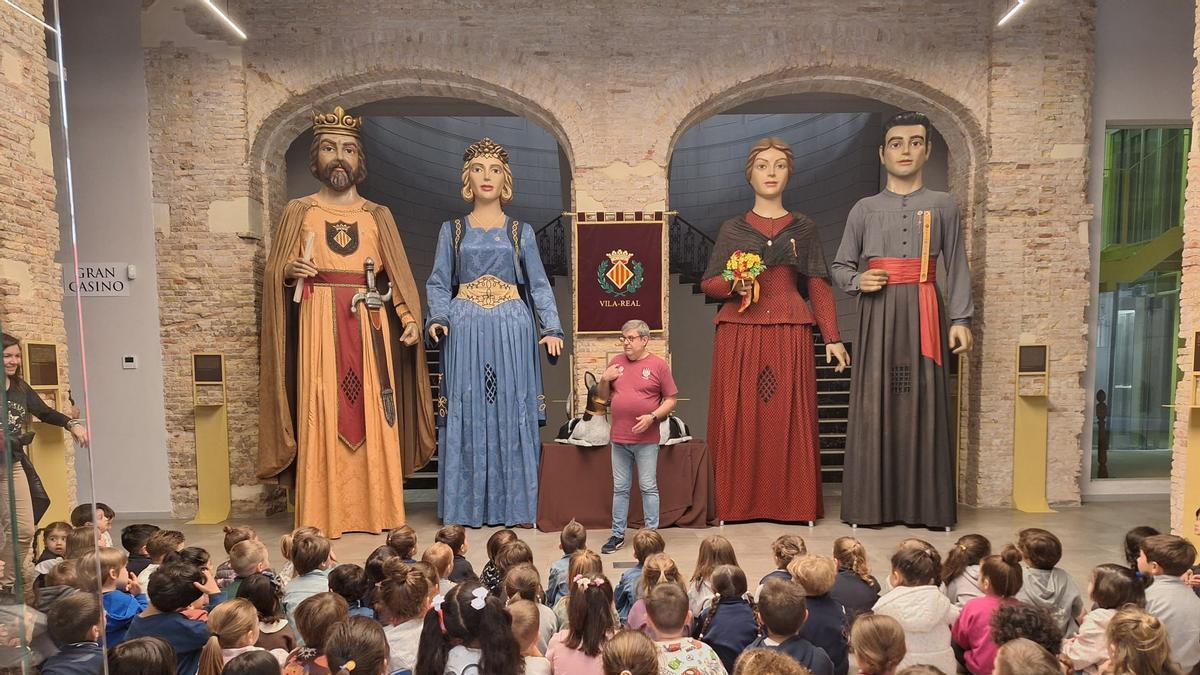 Vila-real apropa els seus gegants als escolars de la ciutat
