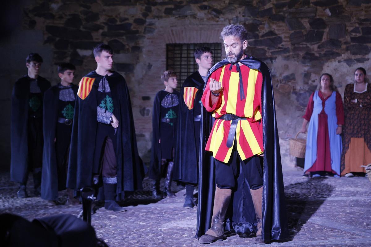 Belalcázar se rinde a 'El halcón y la columna' en el vigésimo aniversario de su primera representación