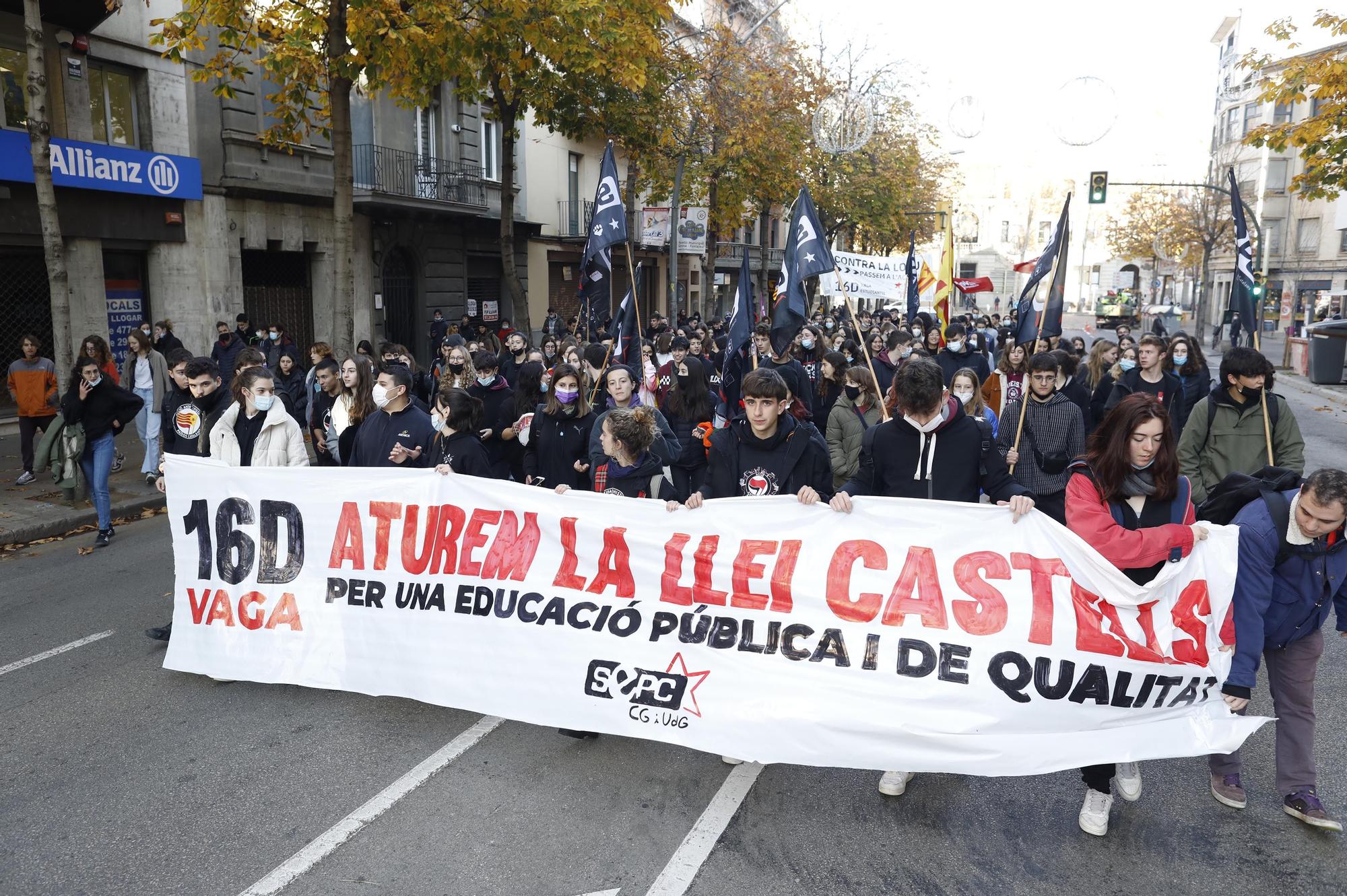 Uns centenars d'estudiants es manifesta a Girona contra el projecte de llei Castells i la sentència del 25% de castellà