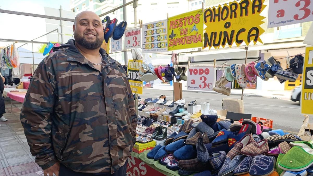 Uno de los puestos del mercadillo de la Pola.