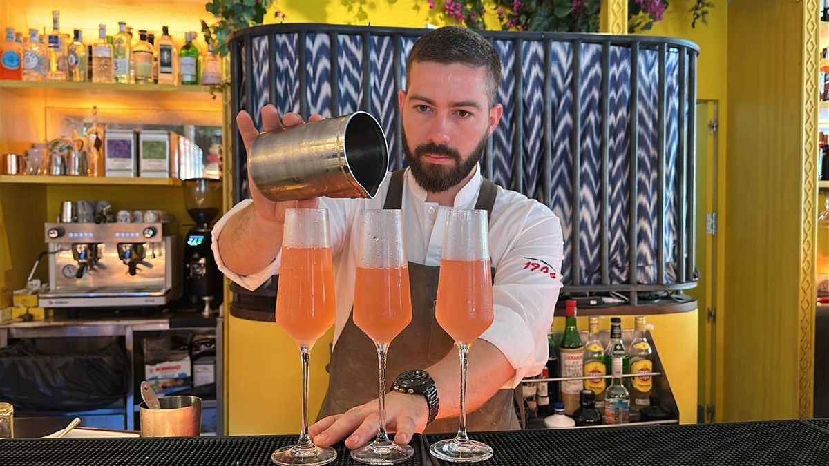 Enzo Ruiz, bartender en Baldoria preparando uno de los cócteles favoritos de los comensales.