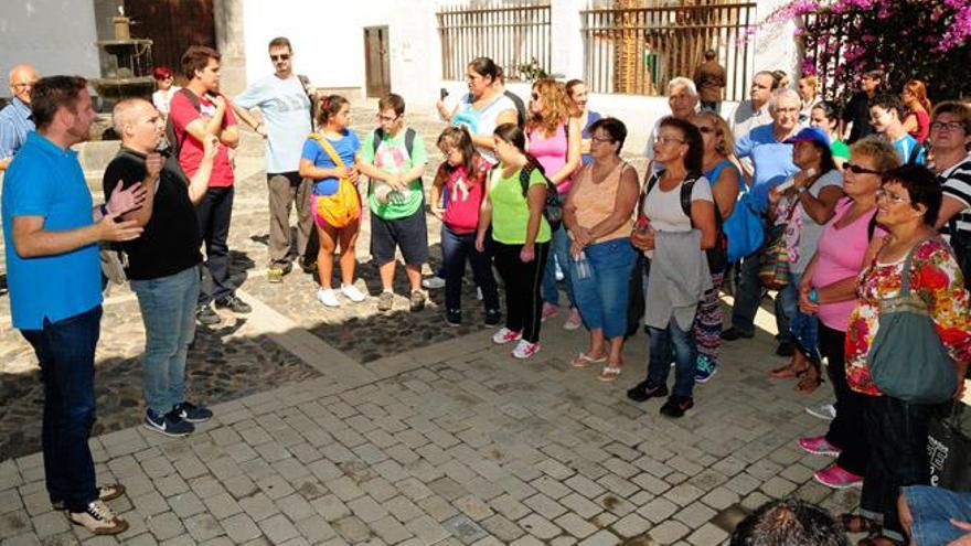 Echedey Basso (izquierda), explica a los asistentes algunos detalles de lla historia del barrio de San Francisco.