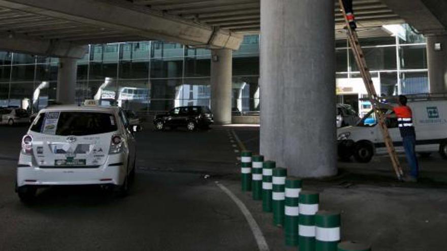 Transportes sanciona a taxistas por exceder el cupo de servicios en El Altet