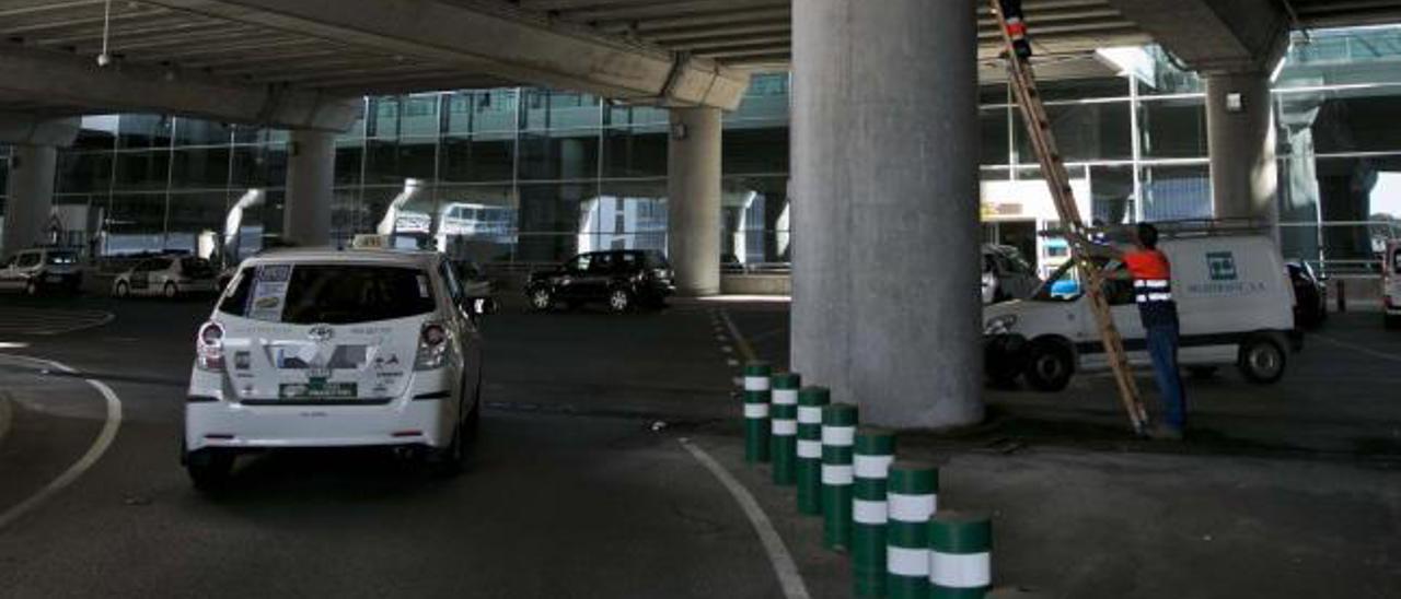 Transportes sanciona a taxistas por exceder el cupo de servicios en El Altet