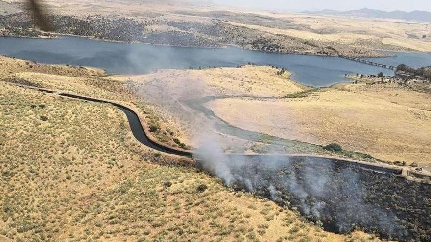 Medios aéreos y terrestres trabajan en la extinción de un incendio forestal en Casas de Don Pedro (Badajoz)
