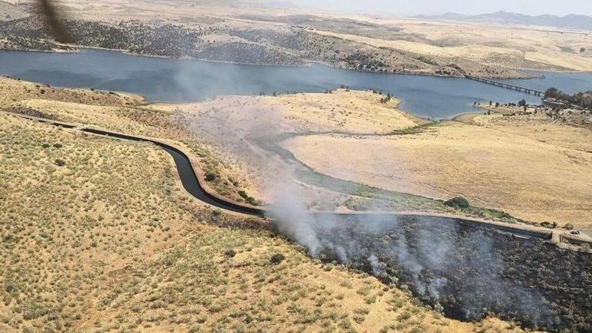 Incendio en Casas de Don Pedro (Badajoz) este martes.