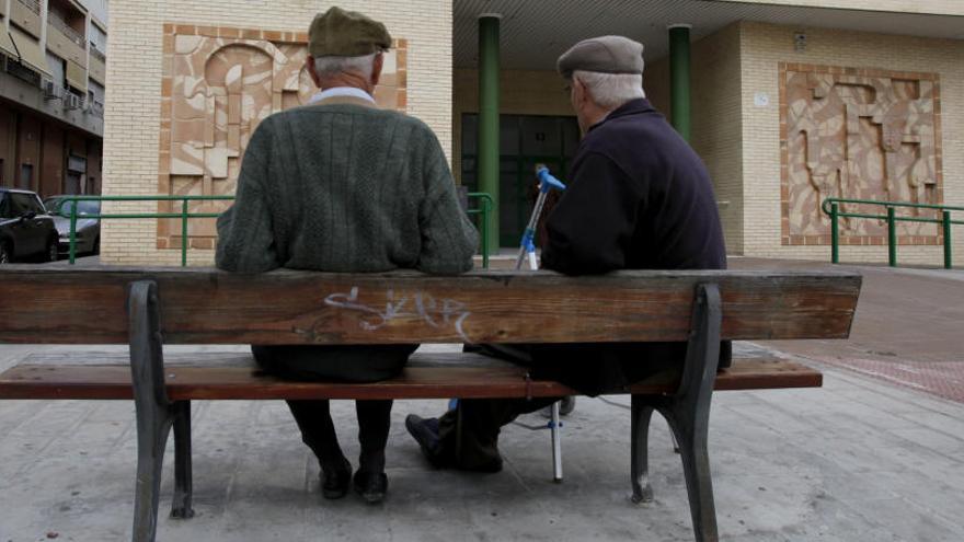 Dos ancianos, frente a la residencia La Florida, en Alicante