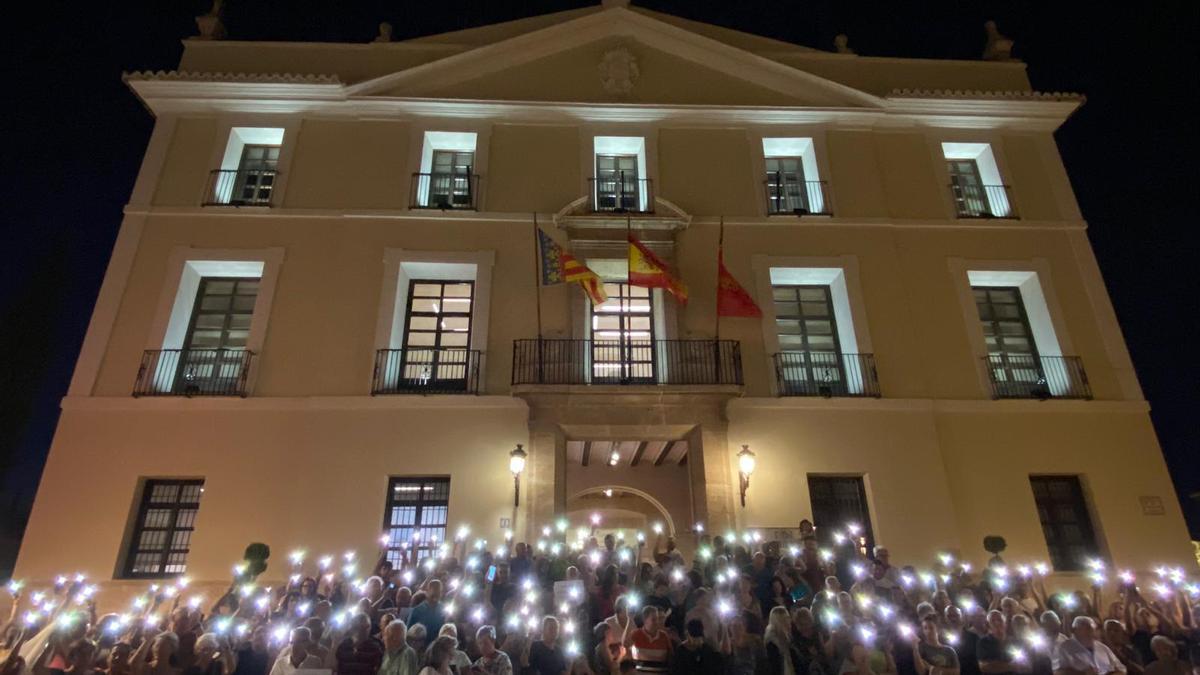Concentración frente al ayuntmamiento en una protesta ciudadana hace un año.