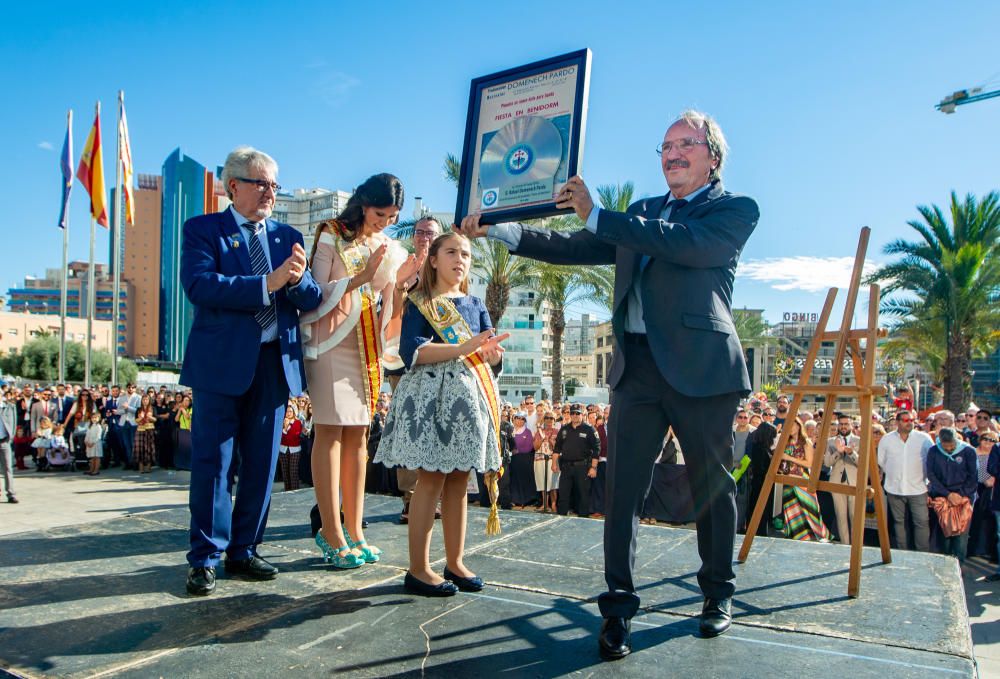 Las bandas marcan el ritmo del arranque de las fiestas de Benidorm.