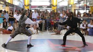 El público sigue atentamente la batalla entre el enmascarado ’Scaramouche’ y su enemigo, en el ’flashmob’ rodado en el centro comercial Las Arenas. 