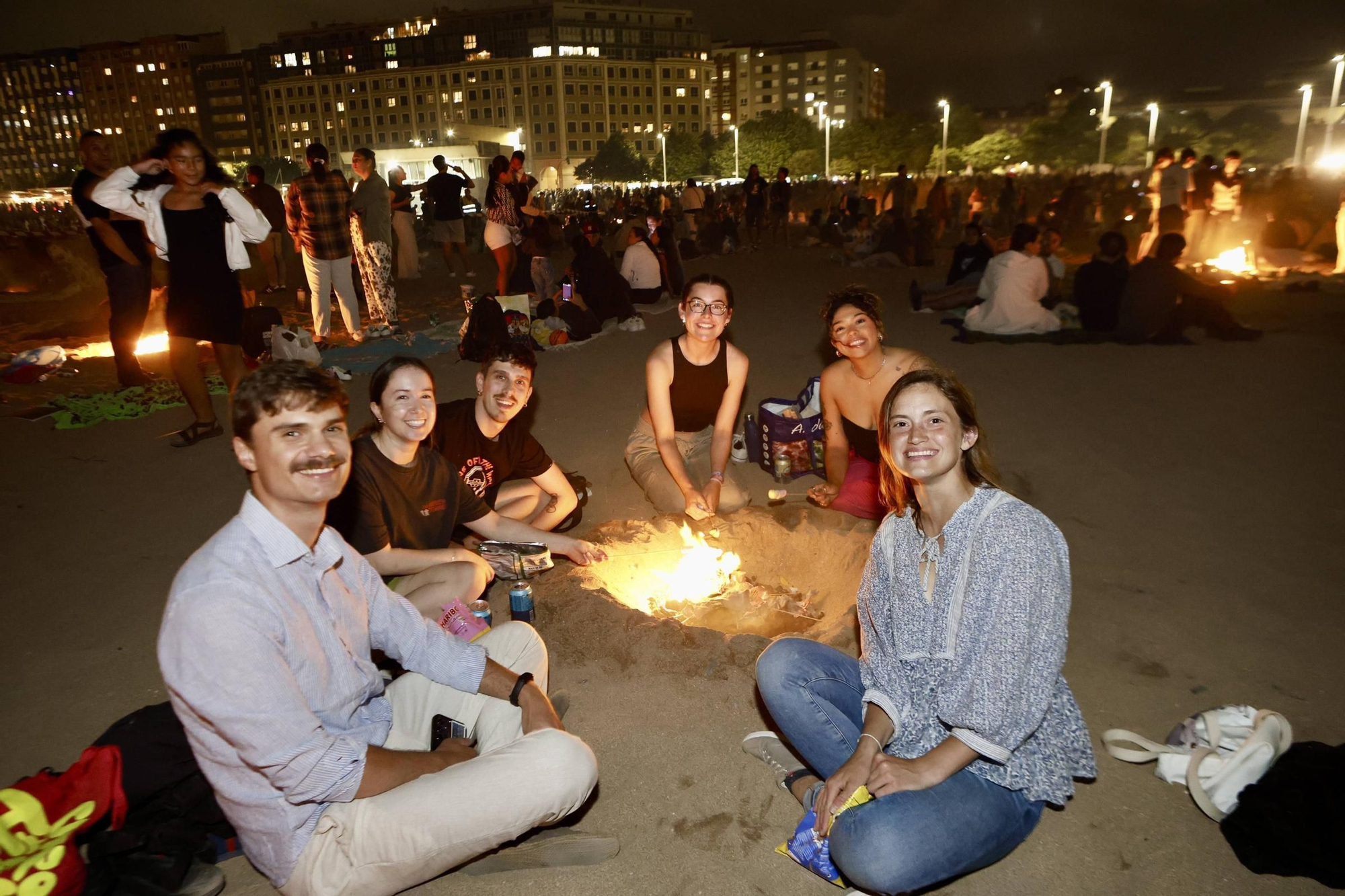 Fuegos artificiales, música, flores, hoguera... la celebración de San Juan en Gijón, en imágenes