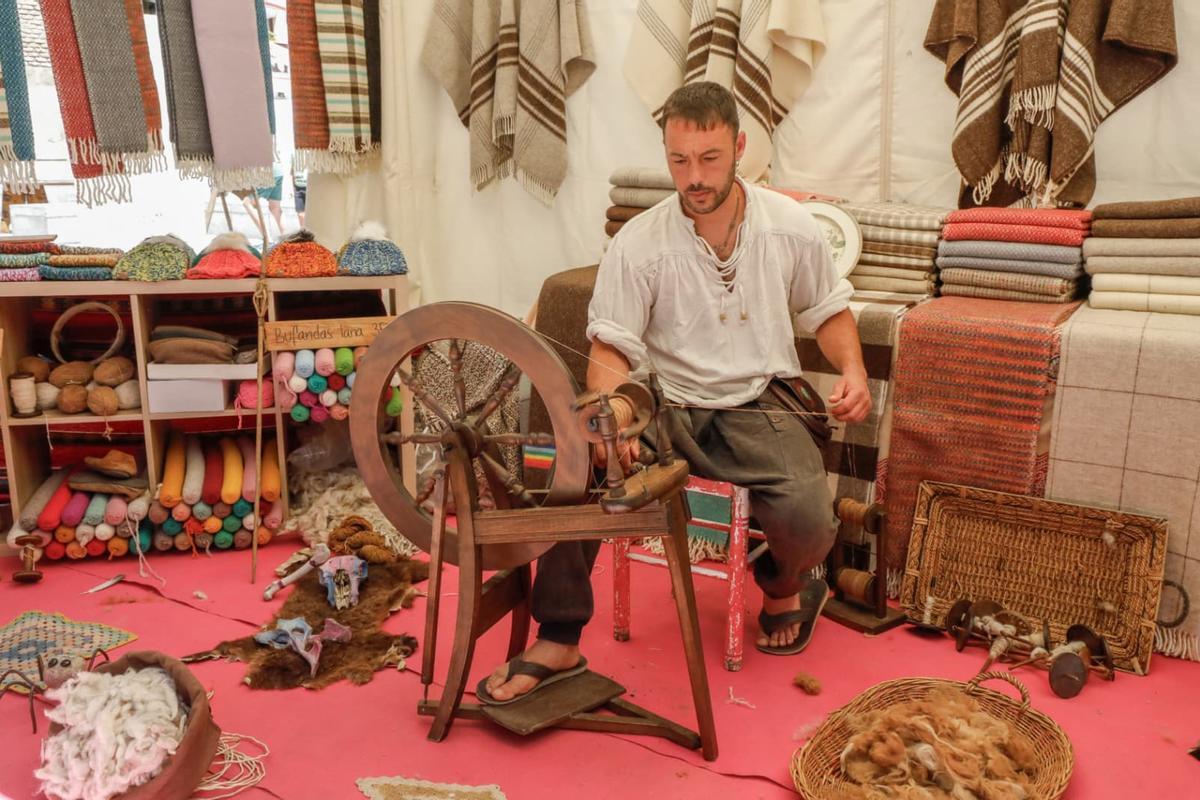 Uno de los artesanos en el mercado medieval.