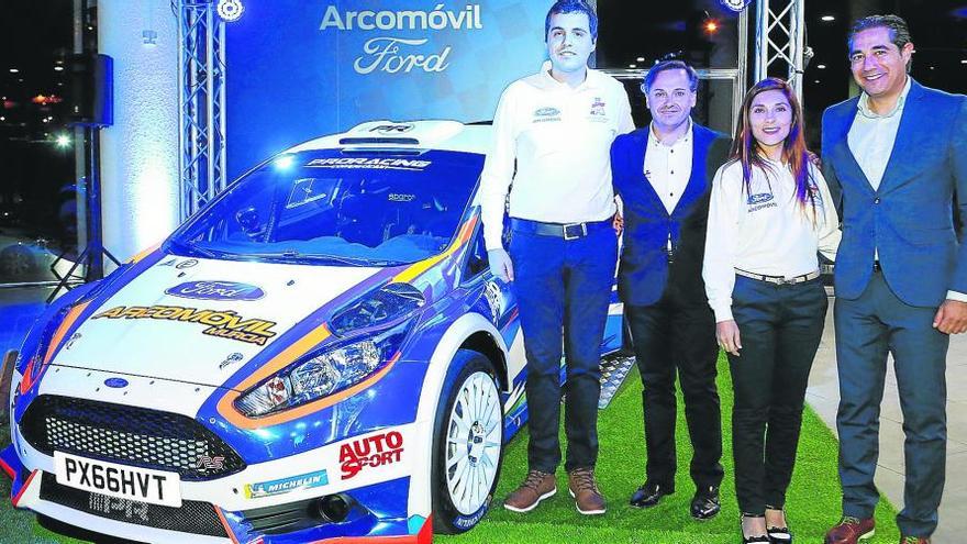 Efrén Llarena, Manuel Aviñó, Sara Fernández y Miguel Angel Pobre posan junto al espectacular Ford Fiesta R5 del Arcomóvil Rallye Team.