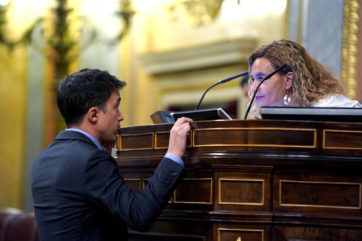  Iñigo Errejón conversa con la presidenta del Congreso antes de su intervención.