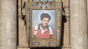 El retrato de Carlo Acutis en la Plaza de San Pedro para la canonización de Carlo Acutis y Piergiorgio Frassati, en el Vaticano, el 7 de septiembre de 2025.