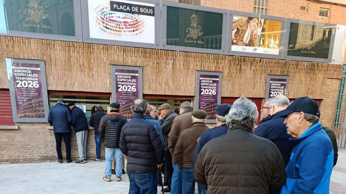 Los abonos de la plaza de València sacan sus entradas para la Feria de Fallas