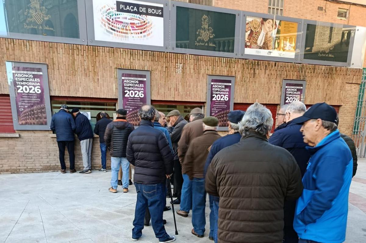 Los abonos de la plaza de València sacan sus entradas para la Feria de Fallas