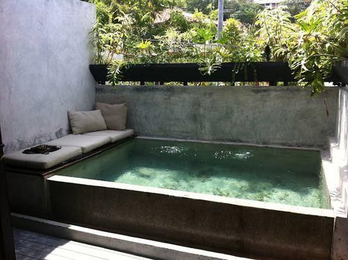 La piscina se convierte en el centro neurálgico del jardín.