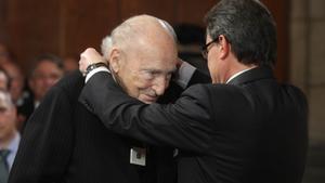 El president de la Generalitat, Artur Mas, entrega la Creu de Sant Jordi a l’enginyer industrial Josep Maria Bosch Aymerich.