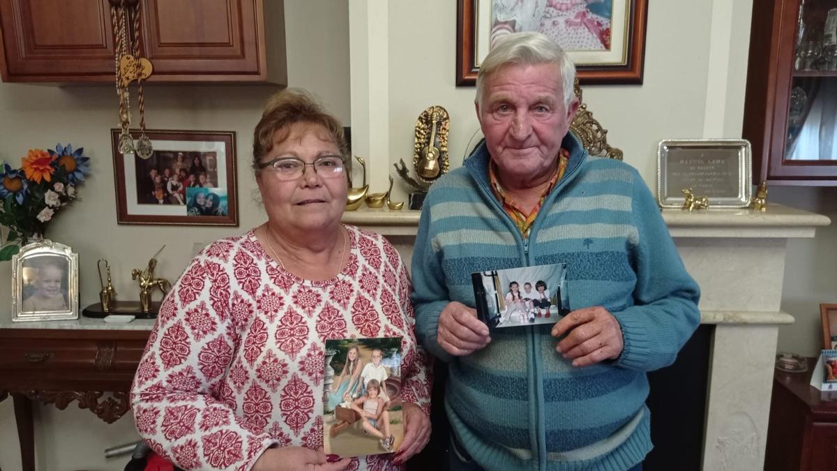 Chari y su marido, Manolo, con las fotos de Alexis y sus hermanas cuando vinieron a Cabra de niños.