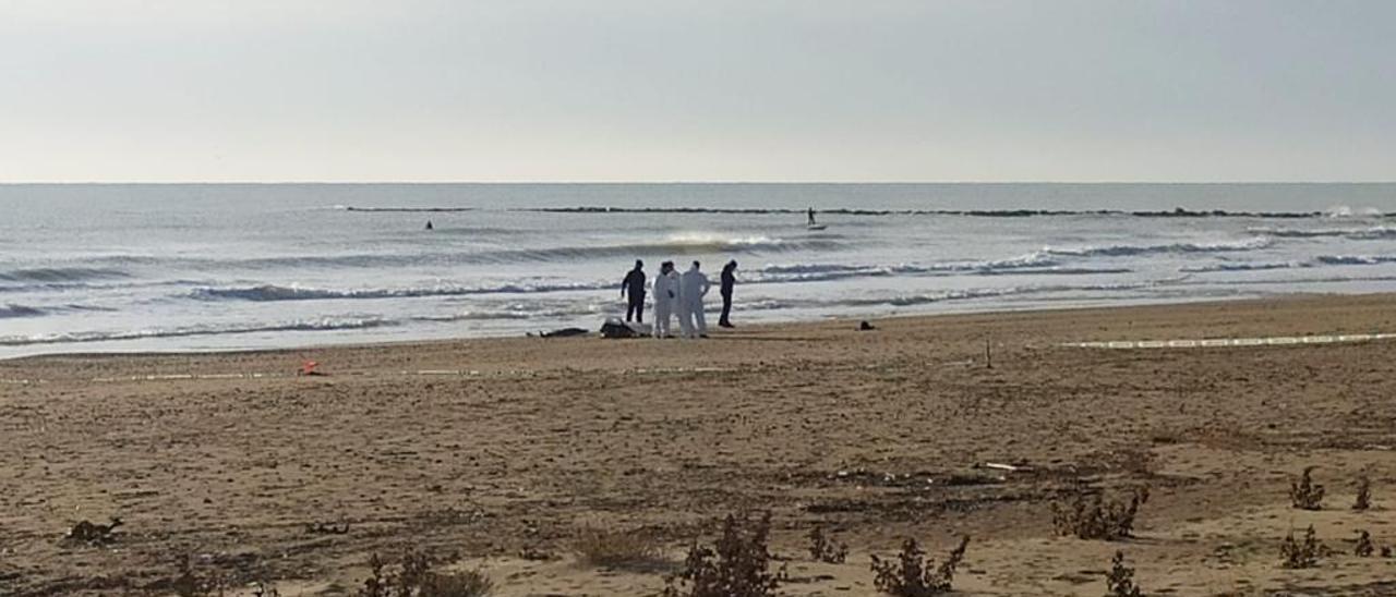 Levantamiento del cadáver en la playa de Burriana