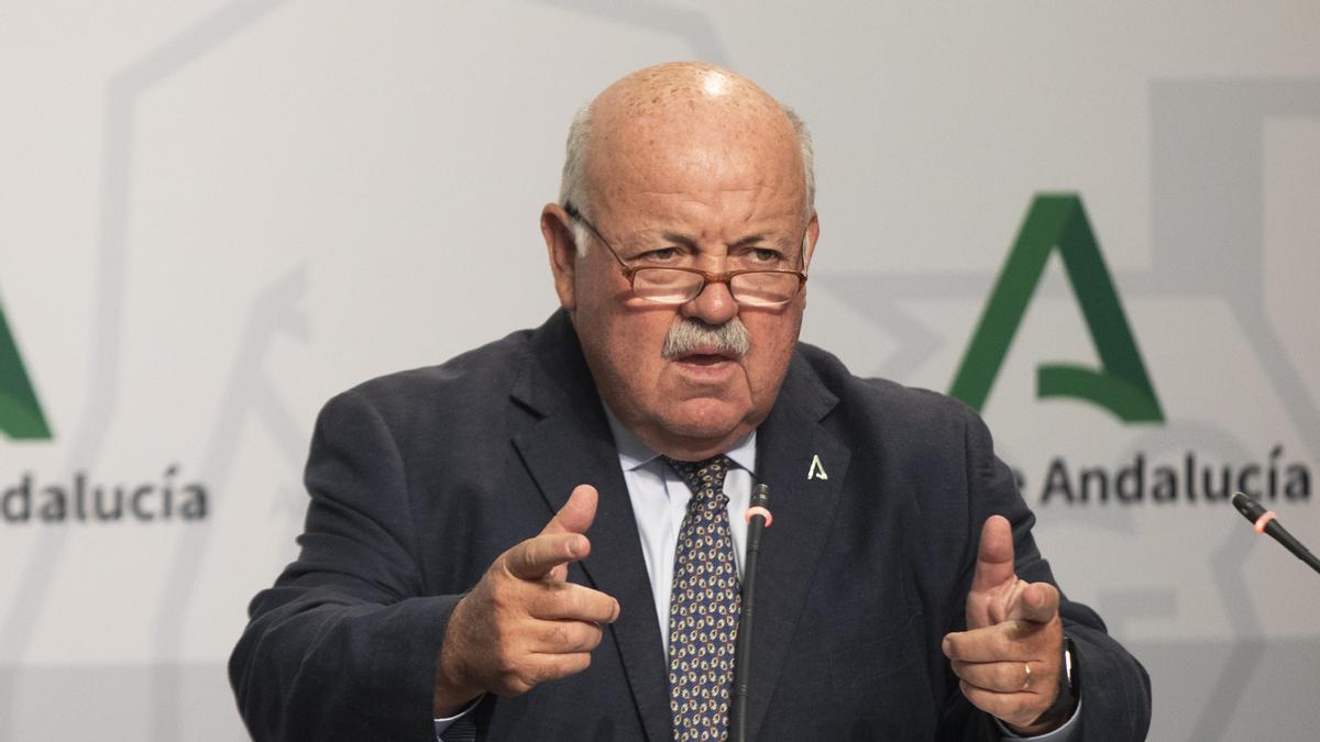 El consejero de Salud y Familias, Jesús Aguirre, durante su intervención en rueda de prensa posterior a la reunión del Consejo de Gobierno, foto de archivo