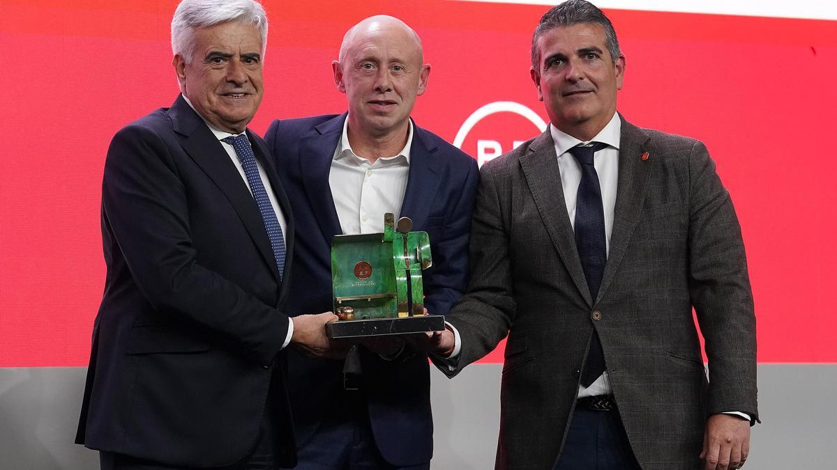 El entrenador del Servigroup Peñíscola, Santi Valladares, recibió este martes de manos del presidente de la RFEF el galardón de Mejor Entrenador de la Segunda División de Fútbol Sala de la temporada 2022/2023.