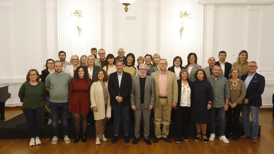 Xàtiva rinde homenaje a los docentes jubilados tras una vida dedicada a la enseñanza