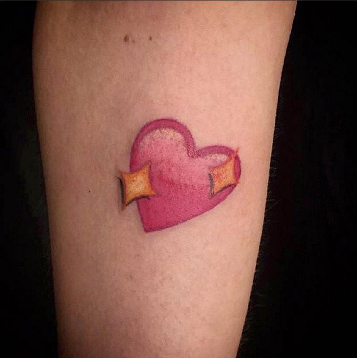 Tatuajes con emojis: corazón con estrellas