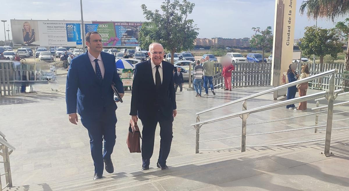 El gerente de Smassa, Manuel Díaz, y su abogado, José Carlos Aguilera, a la entrada a los juzgados de Málaga.